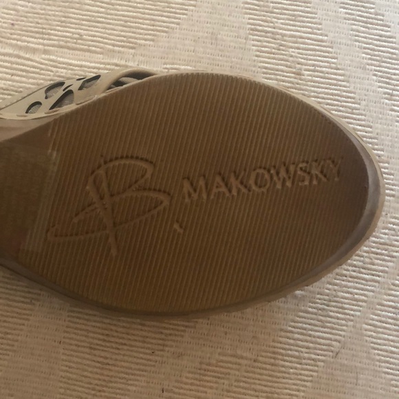 Beautiful beige slide wedges by B Makowsky - Picture 6 of 6